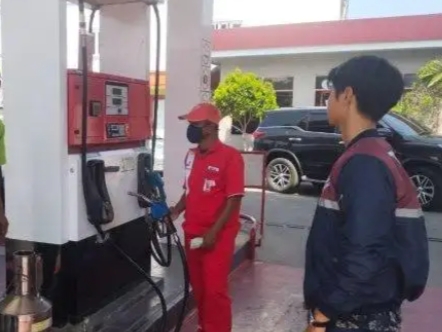 Polisi melakukan sidak SPBU di Indramayu