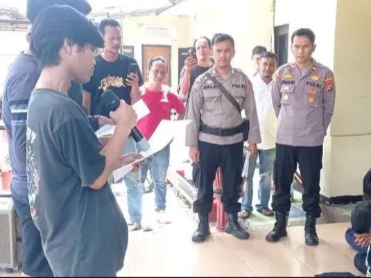 Puluhan remaja membacakan ikrar keluar dari keanggotaan gangster di Polsek Jatibarang Indramayu