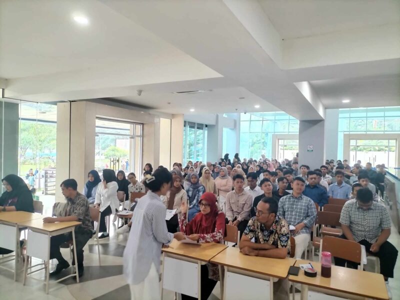 Para peserta mengikuti tes masuk universitas negeri di Polindra