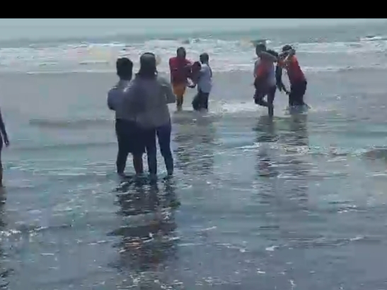 Empat wisatawan tenggelam di Pantai Cemara Balongan Kabupaten Indramayu 