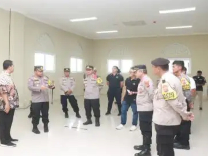 Kapolres Indramayu AKBP M. Fahri Siregar mengecek kesiapan akhir Asrama Haji Indramayu 