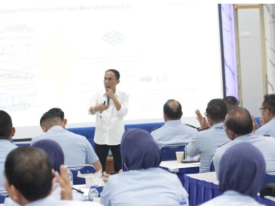Ade Syaekudin, Koordinator Lisensi memberikan pembekalan kompetensi SDM di Mabes TNI AU