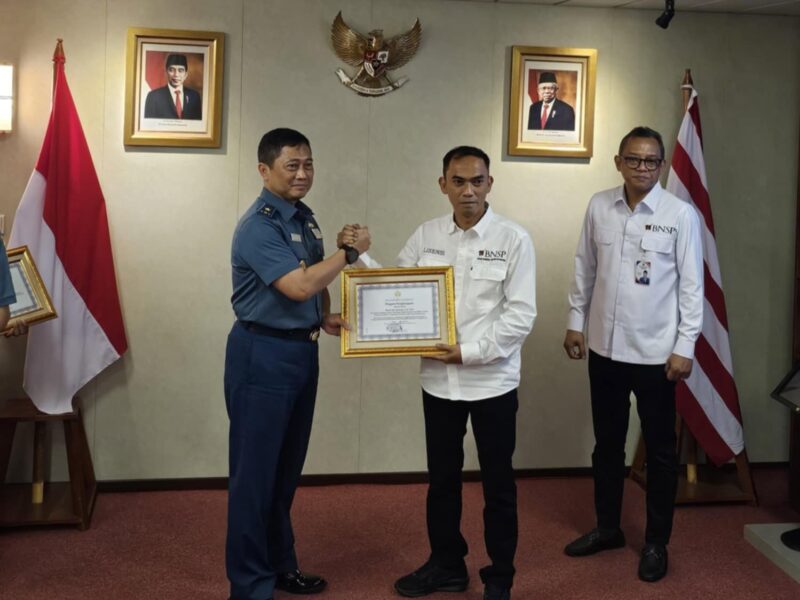 Ade Syaekudin, putra asli dari Kabupaten Indramayu menerima penghargaan Mabes TNI AL