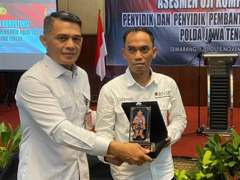 Ade Syaekudin terima penghargaan dari Mabes Polri