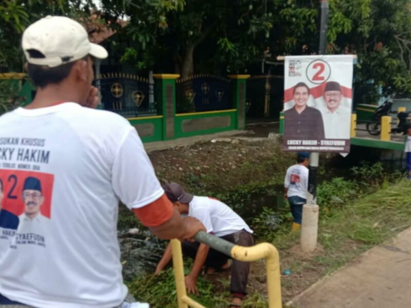Puluhan relawan Lucky-Syaefudin menggelar aksi bersih-bersih lingkungan di Desa Kalianyar Kecamatan Krangkeng Kabupaten Indramayu