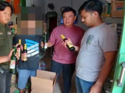Polres Indramayu mengamankan ratusan botol miras ilegal