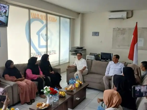 Menteri Perlindungan Pekerja Migran Indonesia (PPMI) Abdul Kadir Karding berdialog dengan korban PMI Ilegal di Tangerang