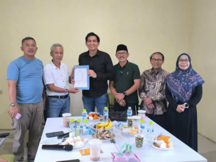 Bupati Indramayu terpilih Lucky Hakim memberikan mandat kepada tim transisi 