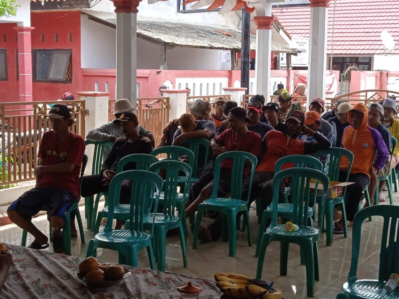 Para petani Desa Wanantara Kecamatan Sindang Kabupaten Indramayu menggelar musyawarah terkait pupuk subsidi