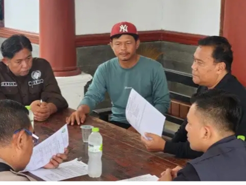 Satgas Saber Pungli Indramayu saat menerima aduan warga