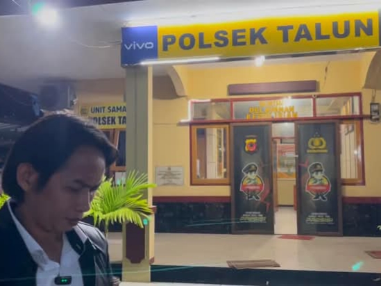 Pengacara Toni RM di halaman Kantor Polsek Talun Cirebon 