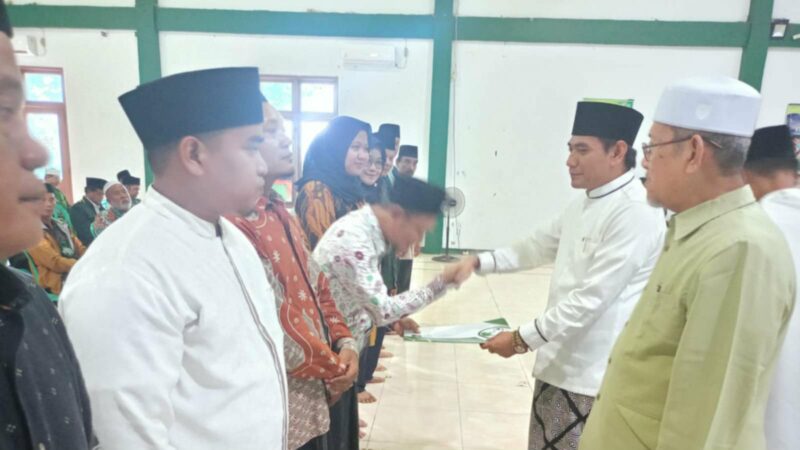 Ketua PCNU Indramayu KH Muhammad Mustofa menyerahkan SK kepada ketua lembaga
