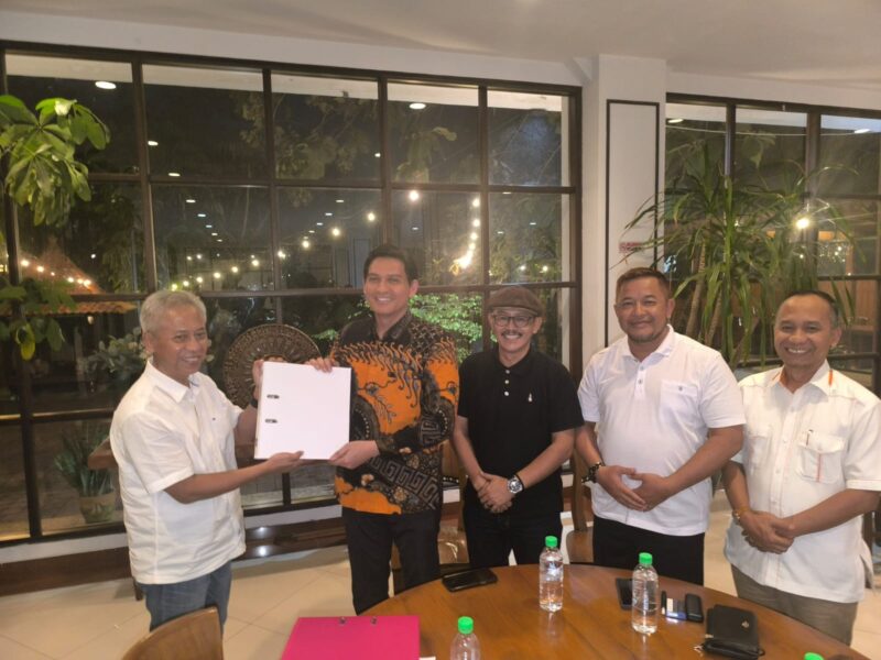 Penyerahan SK Tim Transisi Bupati dan Wakil Bupati Indramayu