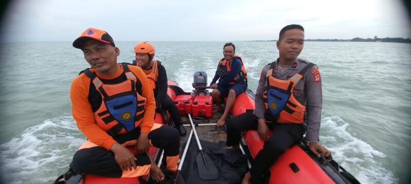 Tim SAR mencari nelayan hilang di perairan Indramayu 
