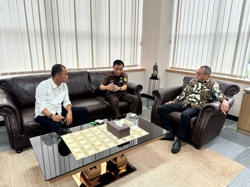 Asesor Lisensi Kepala BNSP Ade Syaekudin (kiri) bersama Kepala Badan Diklat Kejaksaan Dr. Leonard Eben Ezer Simanjuntak (tengah) dan Ketua BNSP Syamsi Harri (kanan)
Kepala Badan Diklat Kejaksaan RI, dan Syamsi Harri Ketua BNSP, sedang melakukan diskusi pemetaan kompetensi Jaksa dalam rangka membentuk LSP Kejaksaan RI, di ruang kerja Ketua BNSP, Jakarta Selatan