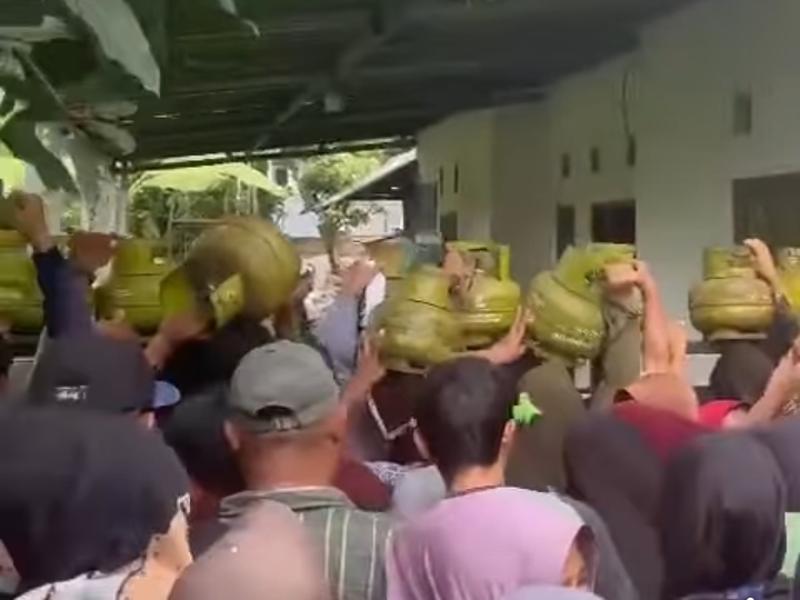 Warga antri untuk mendapatkan gas LPG 3Kg di Indramayu 