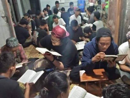 Umat muslim membaca Al Qur'an 