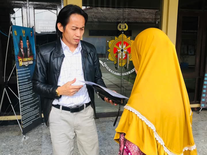 Nenek korban pencabulan anak balita didampingi Penasehat Hukum Toni RM mendatangi Polres Indramayu