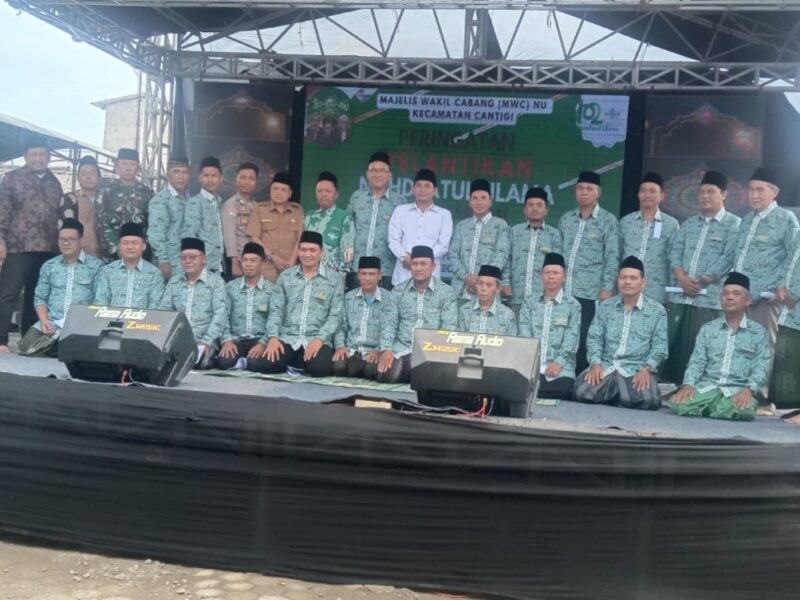 Ketua PCNU Indramayu KH Muhammad Mustofa melantik pengurus MWC NU Cantigi periode 2024-2029