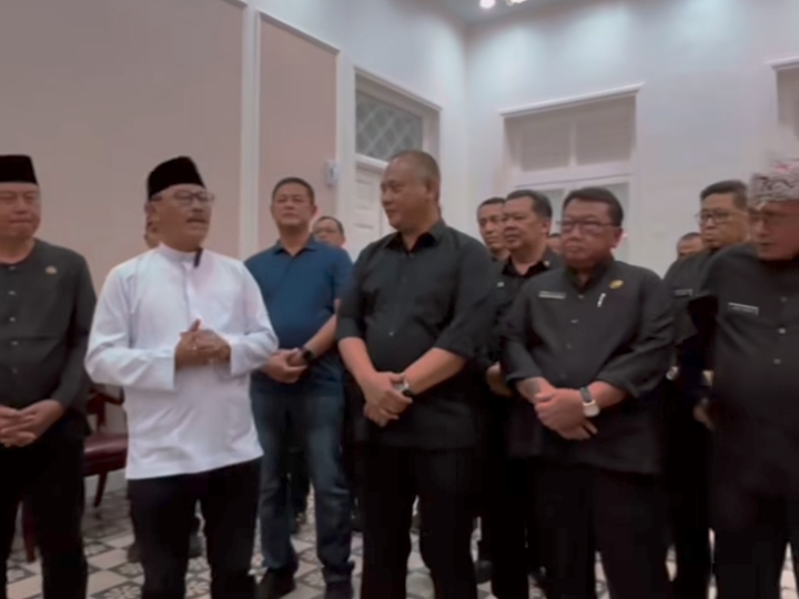 Wakil Bupati Indramayu Syaefudin mengawali tugas baru dengan keliling di lingkungan Pendopo Indramayu 