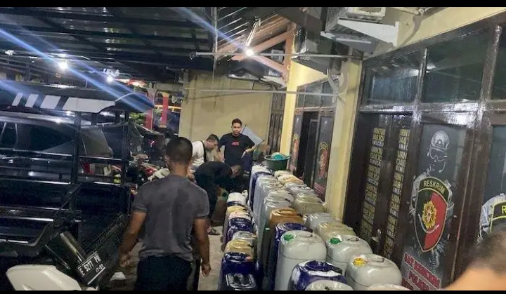 Polisi mengamankan pelaku dan barang bukti penimbunan BBM bersubsidi di Indramayu