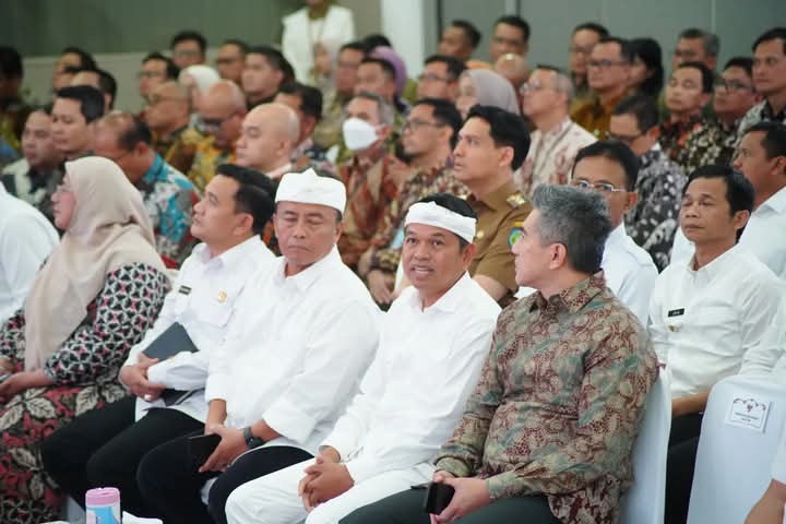 Bupati Indramayu Lucky Hakim mengikuti acara bersama Gubernur Jawa Barat di Kerawang