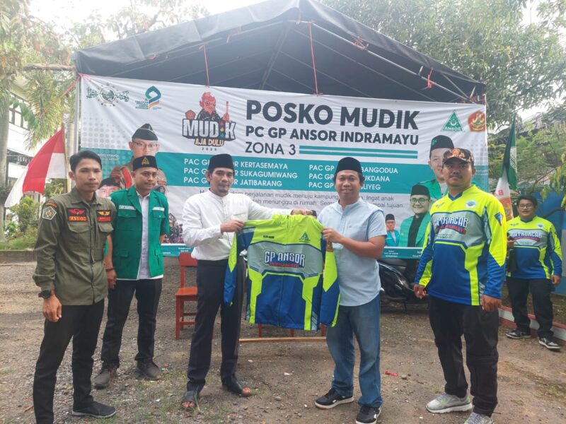Ketua PCNU Indramayu KH. Muhammad Mustofa meresmikan posko mudik lebaran di Jalur Pantura Indramayu