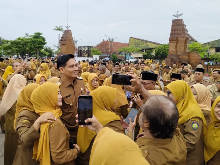 Apel perdana Bupati dan Wakil Bupati Indramayu Lucky Hakim dan Syaefudin bersama para ASN di lingkungan Pemkab Indramayu 