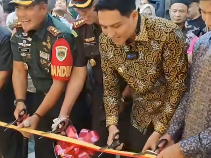Bupati Indramayu Lucky Hakim resmi membuka Mall Indramayu