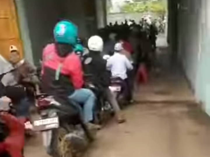 Warga mengantri bayar pajak kendaraan bermotor di Samsat Indramayu 