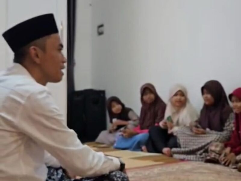 Ketua Pembina Yayasan Griya Aswaja Indramayu Ade Syaekudin buka puasa bersama puluhan anak yatim di Singajaya Indramayu