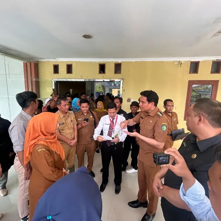 Bupati Indramayu Lucky Hakim meninjau Rumah Sakit Reysa di Cikedung