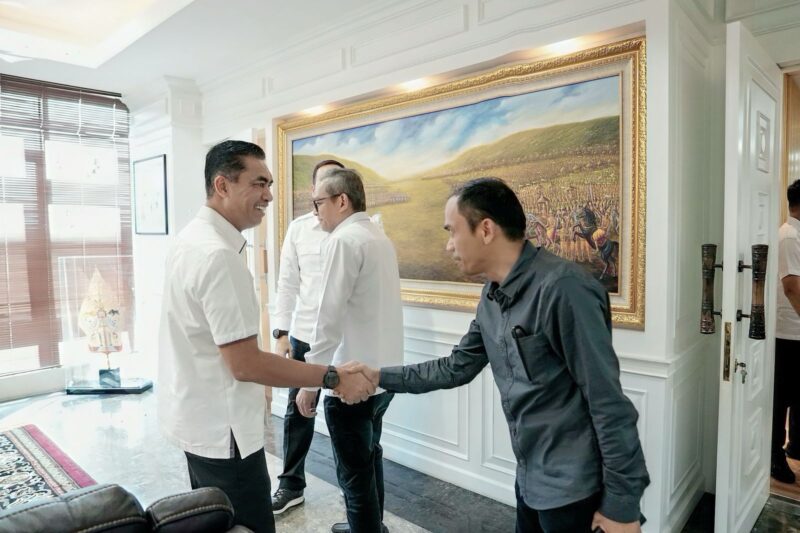 Kepala Badan Reserse Kriminal (Kabareskrim) Polri, Komjen Pol. Drs. Wahyu Widada, M.Phil (baju putih) menyambut Asesor Lisensi Kepala Badan Nasional Sertifikasi Profesi (BNSP), Ade Syaekudin, S.H, M.M (baju abu-abu)