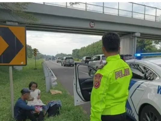 Arianto, dan anaknya saat dalam perjalanan mudik ke Indramayu ditelantarkan di Tol Cipali