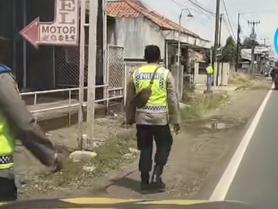 Polisi bubarkan penyapu koin di Jembatan Sewo Indramayu