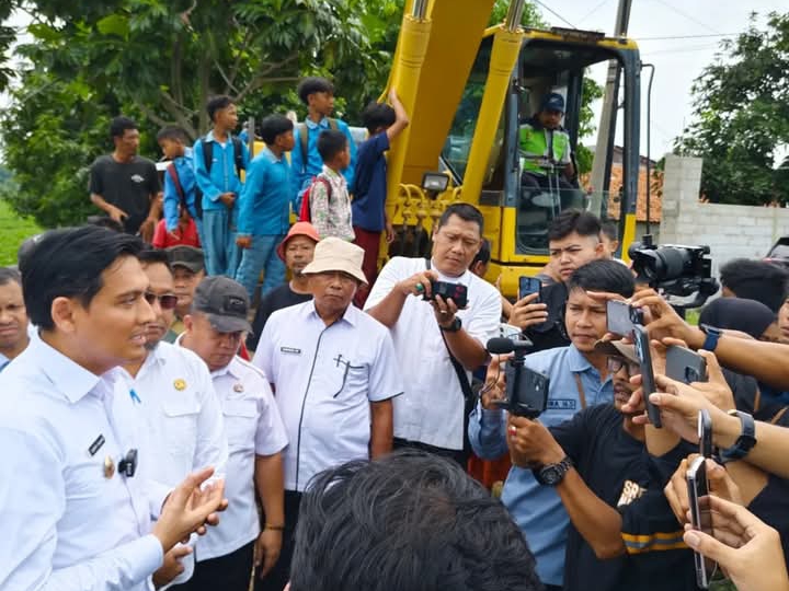 Bupati Indramayu Lucky Hakim pimpin langsung pembersihan eceng gondok di Sungai Cimanuk