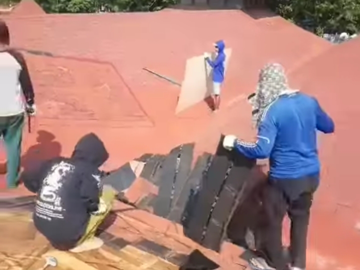 Pekerja memperbaiki atap Masjid Agung Indramayu 