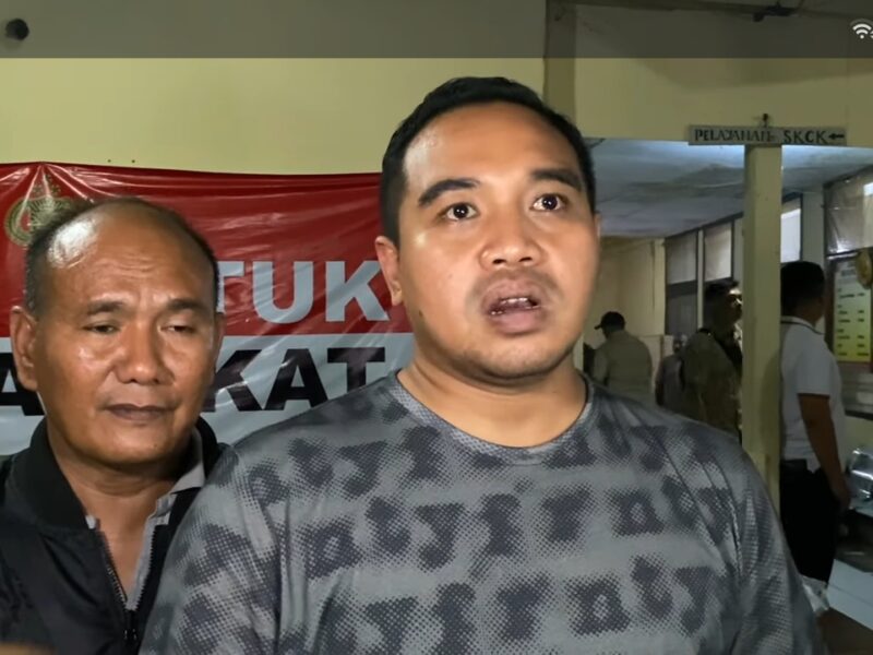 Kasat Reskrim Polres Indramayu AKP Hillal Adi Imawan memberikan keterangan pers soal aksi ratusan warga geruduk kantor Polsek Cikedung 