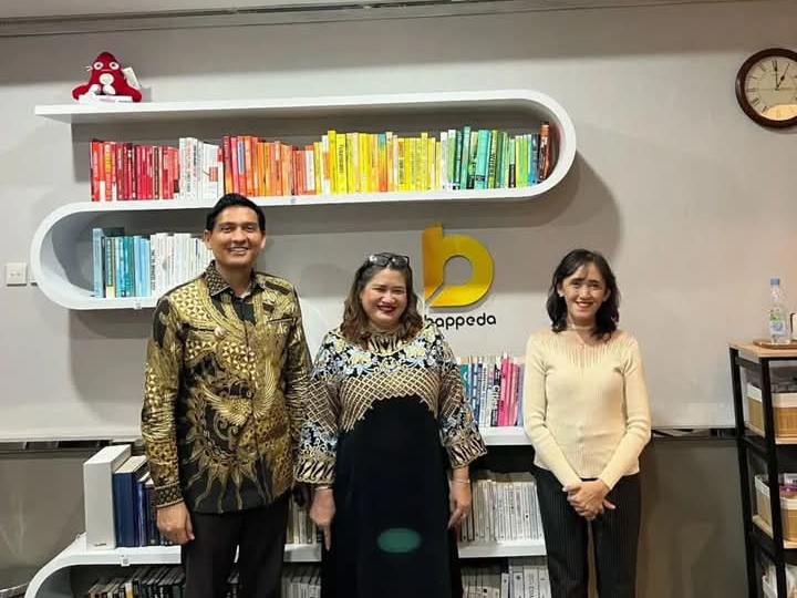 Bupati Indramayu Lucky Hakim bersama pejabat Bappeda DKI Jakarta