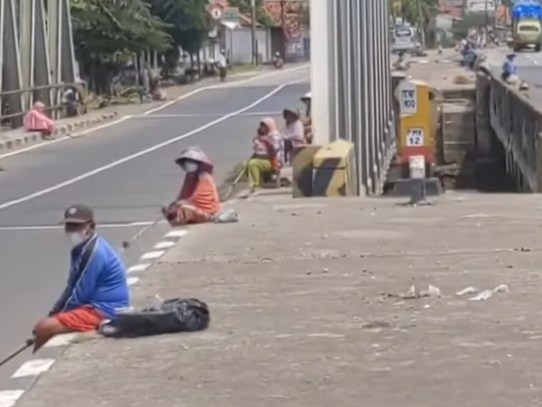 Penyapu koin di Jembatan Sewo Indramayu 