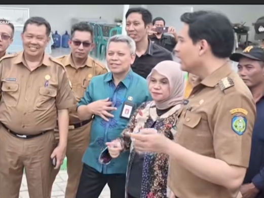 Bupati Indramayu Lucky Hakim mendampingi
Direktur Jenderal Pemberdayaan Sosial Kementerian Sosial ke proyek pembangunan pemukiman nelayan sejahtera di Kandanghaur