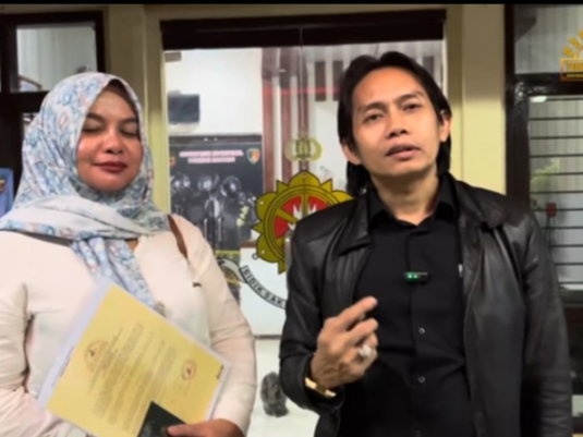 Nur Khalifah didampingi penasehat hukumnya, Toni RM setelah dimintai keterangan di Polres Indramayu