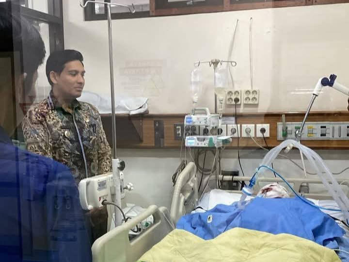 Bupati Lucky Hakim menjenguk korban yang dibakar suami sirinya di RS Hasan Sadikin Bandung