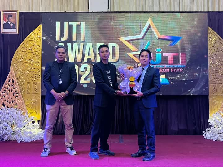 Advokat Toni RM mendapat penghargaan dari IJTI Cirebon