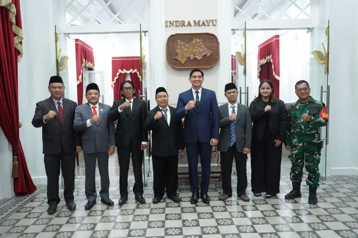 Bupati Indramayu Lucky Hakim ditengah-ditengah direksi PT BWI yang baru saja dilantik