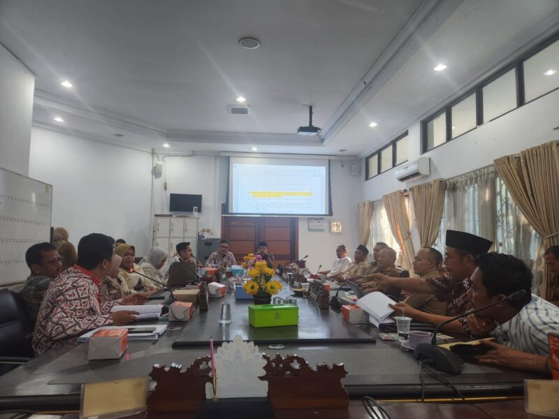 Panitia Khusus (Pansus) 5 DPRD Indramayu membahas rancangan peraturan daerah terkait pemilihan Kuwu serentak 2025, Rabu (7/5/2025)