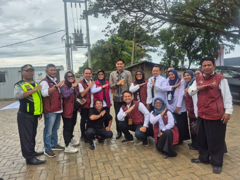 Bupati Indramayu Lucky Hakim bersama jajaran Dinas Sosial Kabupaten Indramayu 