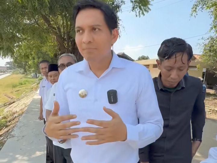 Bupati Indramayu Lucky Hakim kunjungi bendungan Salamdarma 