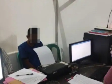 Tersangka pencurian saat diinterogasi oleh polisi