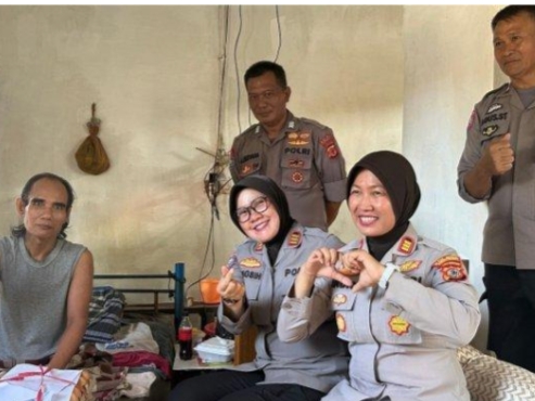 Polisi beri bantuan kepada penyandang disabilitas di Indramayu